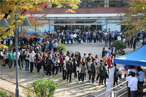 我校举行‘校企合作先锋大学（LINC）事业’宣传活动，活动现场发放零食