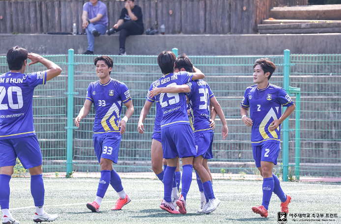 [사진: 아주대학교 축구부 프런트]